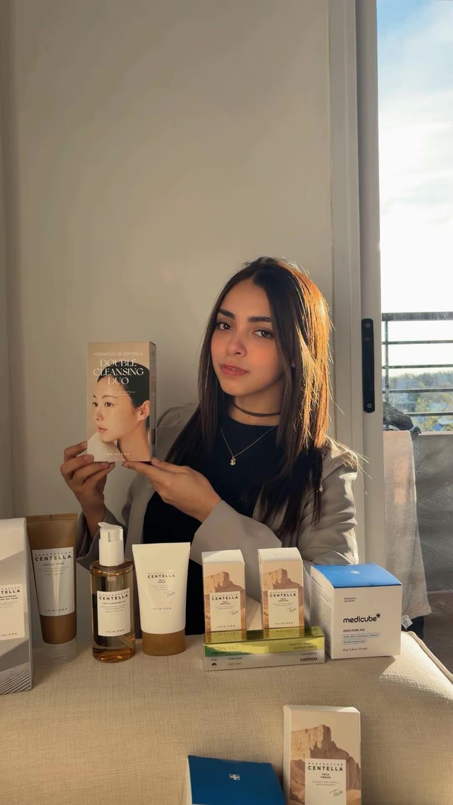 Gabi mostrando un producto coreano
